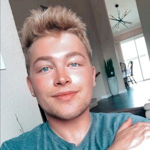 Meet your Posher, Devin